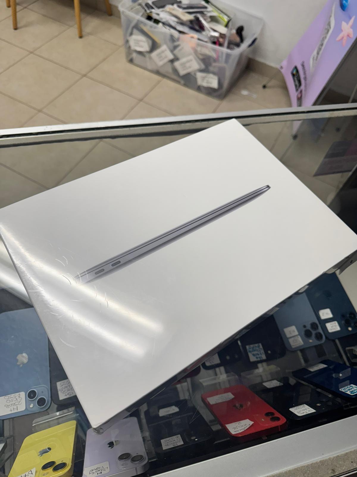 Macbook Air 13-inch M1 chip